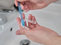 Patient cleaning aligner in sink