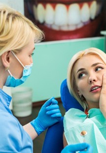 patient visiting dentist for dental emergency 